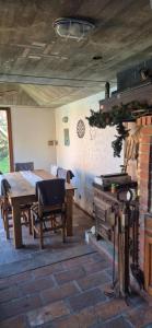 una sala da pranzo con tavolo e piano cottura di Masones a Victoria