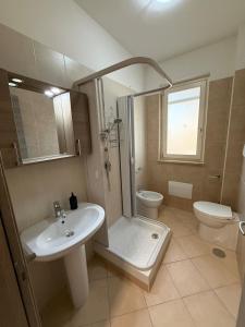 un bagno con lavandino, doccia e WC di Rama house a Caserta