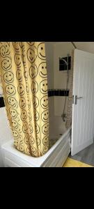 een badkamer met een douche met een douchegordijn bij Grove manor in Streatham Vale