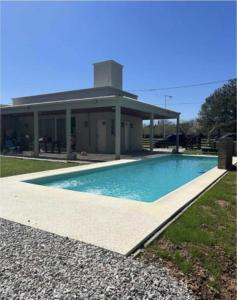 ein Schwimmbad vor einem Gebäude in der Unterkunft Casa de campo LA MOROCHA in San Pedro