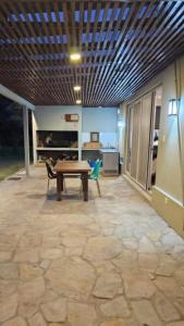 ein Zimmer mit Tisch und Stühlen und eine Küche in der Unterkunft Casa de campo LA MOROCHA in San Pedro