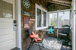 Un patio o zona al aire libre en Walk to Private Bayside Beach