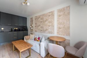 a living room with a couch and a table at Spa & Relaxation 15 min de Lyon - Noomi Suite in Oullins