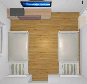 twee witte stoelen in een kamer met een houten vloer bij FeWo Höhwald in Niederdorla