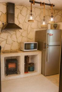 een keuken met een magnetron en een koelkast bij Liora Inside Al Dana beach Resort in Half Moon Bay