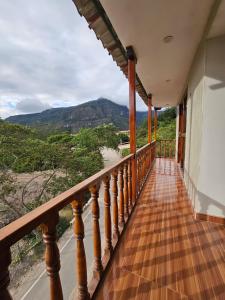 Un balcón con vista a la montaña en Puente de Gocta, en Cocachimba 107 fotos más