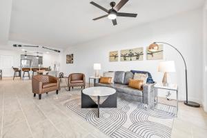 Khu vực ghế ngồi tại RIVER FLY IN The Cocoa Launchpad Lookout View RFI-902