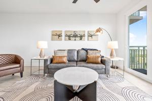 Khu vực ghế ngồi tại RIVER FLY IN The Cocoa Launchpad Lookout View RFI-902