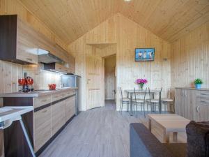 Kuchyň nebo kuchyňský kout v ubytování Holiday Home in Ustka near Baltic Sea