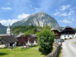 a mountain in the distance with a village and a street at Kulmhof in Tauplitz