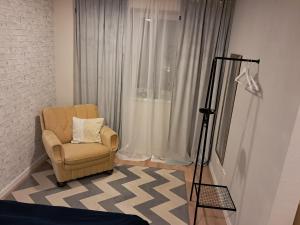 a living room with a chair and a lamp at Wolfs Studio in Blumberg