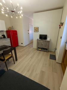 Il Boschetto della Valle Maira في Villar San Costanzo: غرفة معيشة مع طاولة طعام وتلفزيون