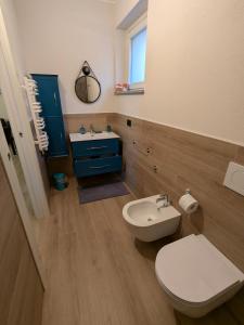 Il Boschetto della Valle Maira في Villar San Costanzo: حمام مع مرحاض ومغسلة