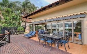 En balkon eller terrasse på Pecanwood Waterfront Villa Hartbeesport Dam