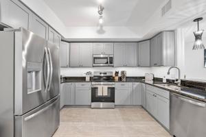 Nhà bếp/bếp nhỏ tại RIVER FLY IN The Cocoa Launchpad Lookout View RFI-903 +39 ảnh