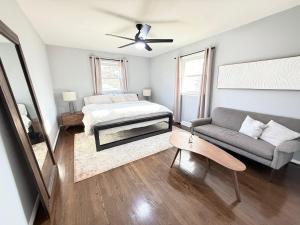 una sala de estar con una cama y un sofá en Gambrills Modern Retreat near Annapolis & Ft Meade, en Gambrills