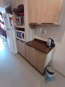 una piccola cucina con frigorifero e bancone di Sobrado em área tranquila a Caxias do Sul Altre 4 foto