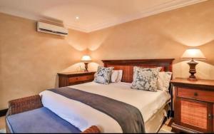 En eller flere senge i et værelse på Pecanwood Waterfront Villa Hartbeesport Dam + 45 billeder