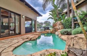 Swimmingpoolen hos eller tæt på Pecanwood Waterfront Villa Hartbeesport Dam