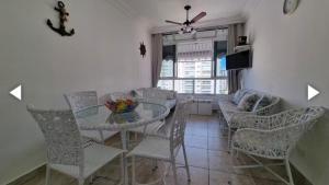 グアルジャにあるPraia de Pitangueirasのガラスのテーブルと椅子のあるダイニングルーム