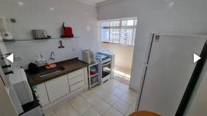 グアルジャにあるPraia de Pitangueirasのキッチン(コンロ、シンク、冷蔵庫付)