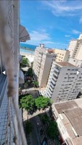 グアルジャにあるPraia de Pitangueirasの建物と海を望む市街の景色