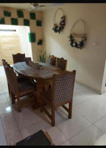 einen Esstisch und Stühle in einem Zimmer in der Unterkunft Osprise Residencies in Tema