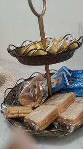 een bord met eten op een tafel met een dienblad met eten bij NuNa Home in Bologna