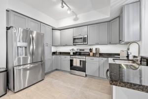 Nhà bếp/bếp nhỏ tại RIVER FLY IN The Cocoa Launchpad Lookout View RFI-904