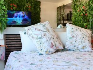 un lit avec deux oreillers dessus dans l'établissement Jungleroom Vegetal and romantic, parking, à Carquefou 45 autres photos