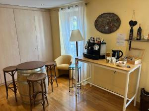 Příslušenství pro přípravu čaje a kávy v ubytování Auberge de Gilly SA + 16 fotografií