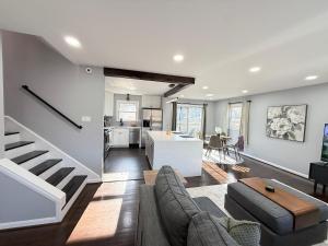 Una sala de estar con un sofá y una cocina. en Gambrills Modern Retreat near Annapolis & Ft Meade, en Gambrills