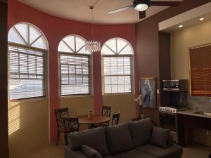 Kuchyň nebo kuchyňský kout v ubytování The Colosseum St Kitts