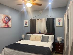 Postel nebo postele na pokoji v ubytování The Colosseum St Kitts