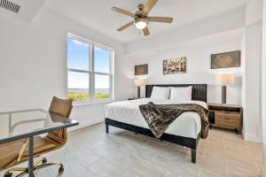 Giường trong phòng chung tại RIVER FLY IN The Cocoa Launchpad Lookout View RFI-905