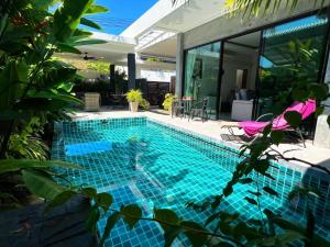 een zwembad voor een huis bij Intimate Oasis, 2 bedrooms Pool in Kata Beach +20 foto's