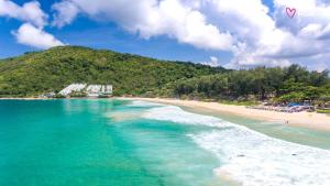 een luchtzicht op een strand met een berg bij Intimate Oasis, 2 bedrooms Pool in Kata Beach