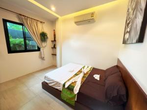 een kleine slaapkamer met een bed in een kamer bij Intimate Oasis, 2 bedrooms Pool in Kata Beach