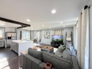 Una sala de estar con un sofá y una cocina. en Gambrills Modern Retreat near Annapolis & Ft Meade, en Gambrills 44 fotos más