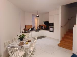 TV a/nebo společenská místnost v ubytování Alpinias Bed and Breakfast