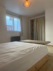 Postel nebo postele na pokoji v ubytování spacieux et calme rez-de-chaussée