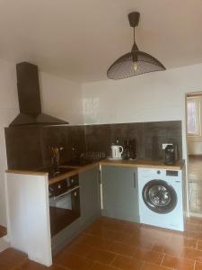 Kuchyň nebo kuchyňský kout v ubytování spacieux et calme rez-de-chaussée + 6 fotografií