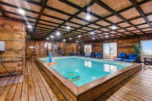 Bazén v ubytování The birch House Heated Pool, Sauna, Hot Tub & More nebo v jeho okolí