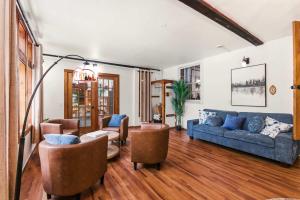 Posezení v ubytování The birch House Heated Pool, Sauna, Hot Tub & More