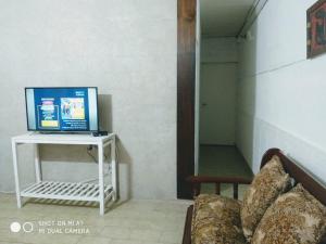 un soggiorno con un computer su un tavolo di Departamento Monte Caseros a Monte Caseros