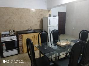 una piccola cucina con tavolo e frigorifero di Departamento Monte Caseros a Monte Caseros