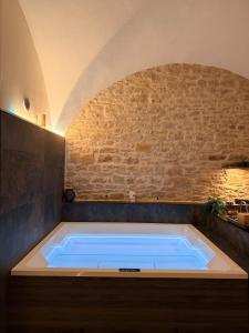 Billede fra billedgalleriet på Loft architecte exceptionnel avec mini piscine design i Metz