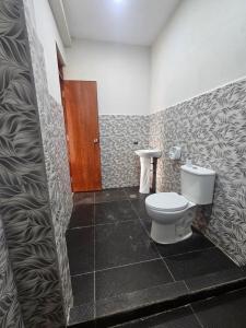 un baño con inodoro y lavabo en Puente de Gocta, en Cocachimba