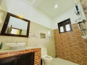 Aura Villa في بولوناروا: حمام مع حوض ومرحاض ومرآة +22 صورة