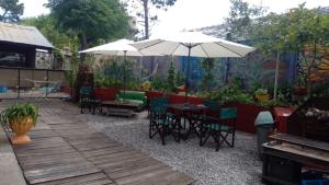 Sentir Indiano في فاليريا ديل مار: فناء مع طاولة وكراسي ومظلات